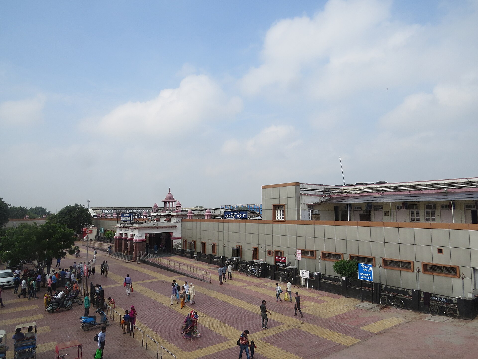 Agra Cantt railway station — first-timer longread